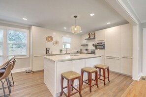 Fridge, microwave, oven, stovetop - Covered patio, fenced back yard, open floor plan (North Charleston)