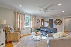 Smart TV - Covered patio, fenced back yard, open floor plan (North Charleston)