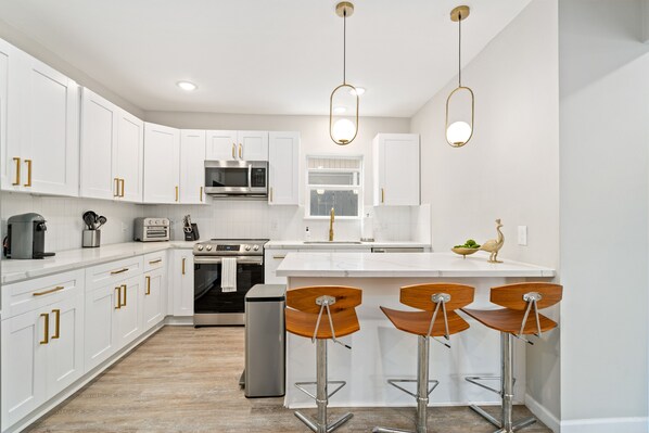 Refrigerador, microondas, horno y parrilla de estufa 