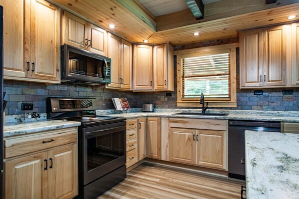 Køleskab, mikrobølgeovn, ovn, kogeplade