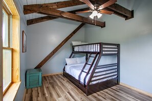 3 室のベッドルーム、デスク、アイロン / アイロン台、旅行用ベビーベッド