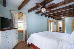 3 室のベッドルーム、デスク、アイロン / アイロン台、旅行用ベビーベッド