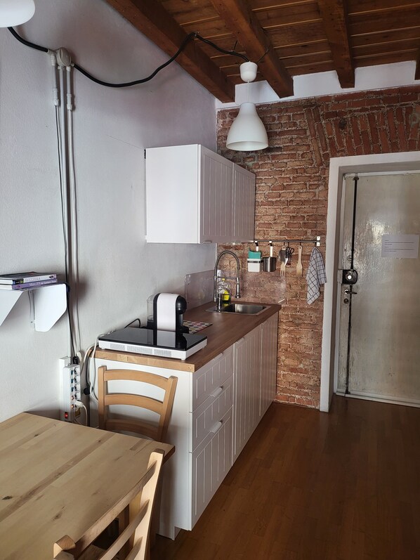 Kühlschrank, Mikrowelle, Herdplatte, Wasserkocher mit Kaffee-/Teezubehör