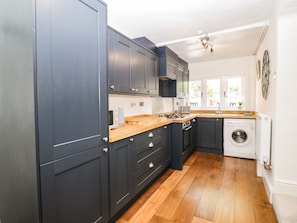 Fridge, dishwasher, electric kettle, cookware/dishes/utensils - Cuckoo Cottage (Worcester)