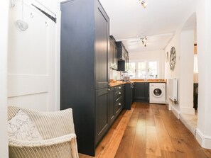 Kylskåp, diskmaskin, vattenkokare och grytor/köksredskap