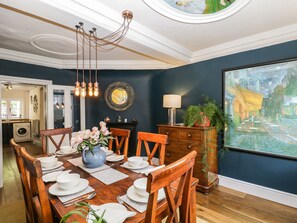 Kylskåp, diskmaskin, vattenkokare och grytor/köksredskap