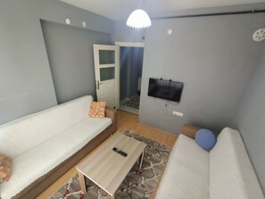 Departamento | Escritorio, espacio para trabajar con laptop y ropa de cama