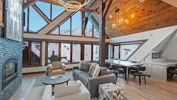 Televisie, een open haard en boeken