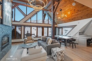 Fernseher, Kamin, Bücher