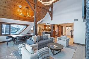 Fernseher, Kamin, Bücher