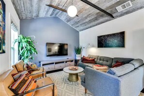Smart TV, ping pong, stereo - Buddy's East Austin Oasis + Sparkling Pool! (Austin)