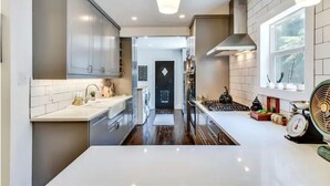 Private kitchen - Buddy's East Austin Oasis + Sparkling Pool! (Austin)