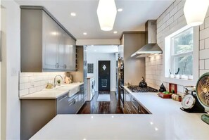 Fridge, microwave, oven, stovetop - Buddy's East Austin Oasis + Sparkling Pool! (Austin)