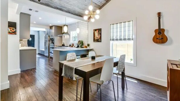 Dining - Buddy's East Austin Oasis + Sparkling Pool! (Austin)