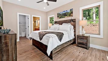 3 habitaciones, escritorio y tabla de planchar con plancha