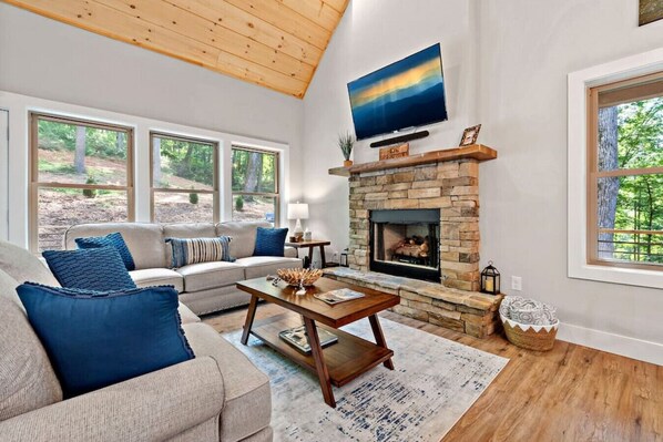 Smart TV, fireplace, books, stereo - "The Toasted Marshmallow"—2 Kings—Fire Pit—Hiking! (Marion)