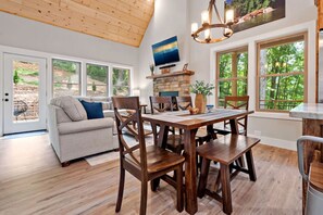 Dining - The Toasted Marshmallow—Disc Golf—Hiking—Fire Pit! (Marion)