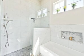 Douche, séchoir à cheveux, serviettes fournies, savon