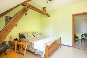3 bedrooms, desk, iron/ironing board, travel cot