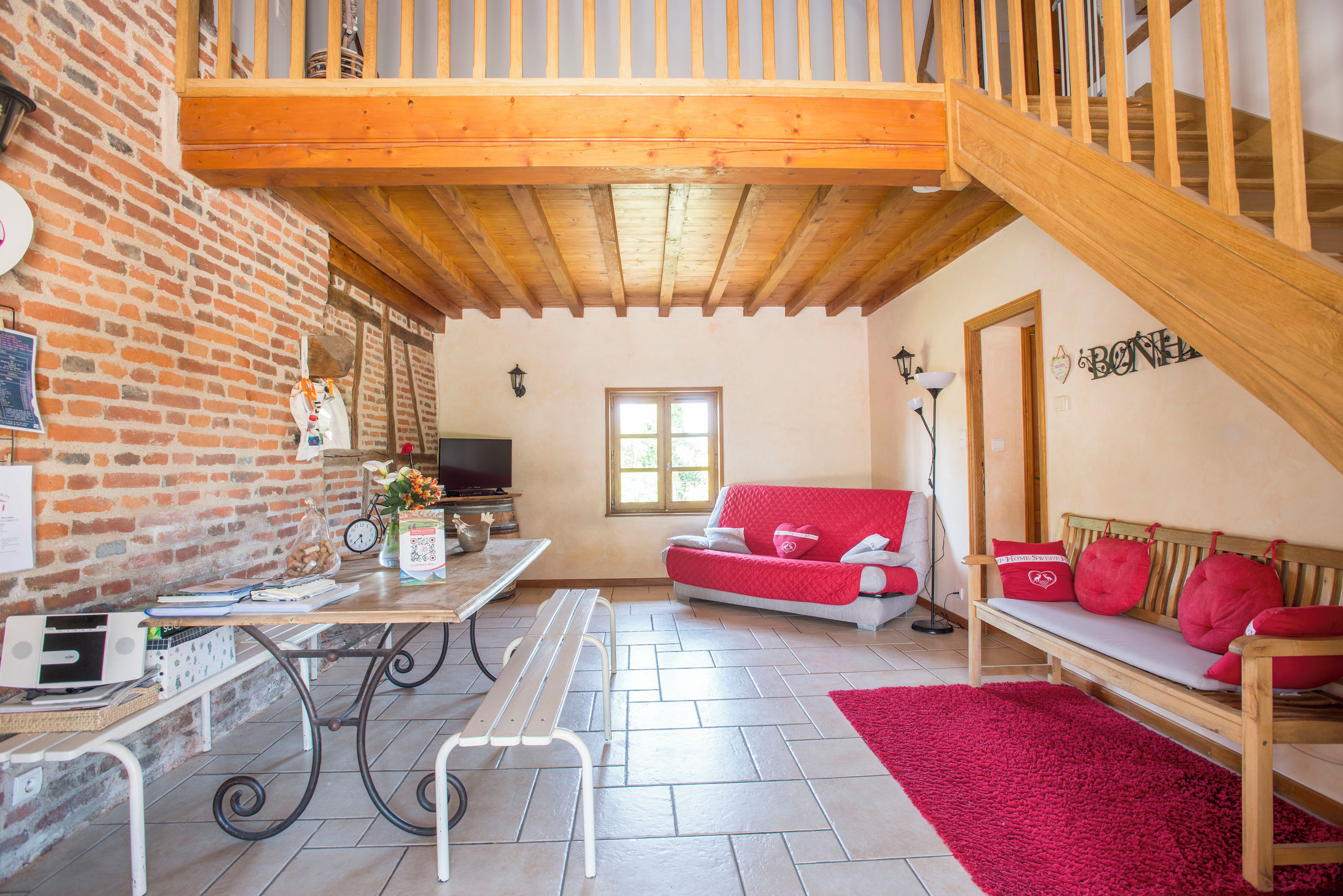 Télévision, cheminée, livres