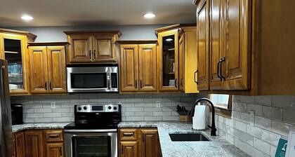 Private Getaway! Great for families and friends! Hot tub and Fire pit!