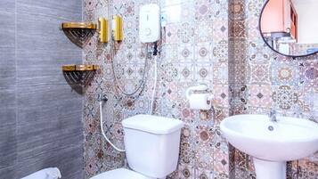 Shower, hair dryer, bidet, towels
