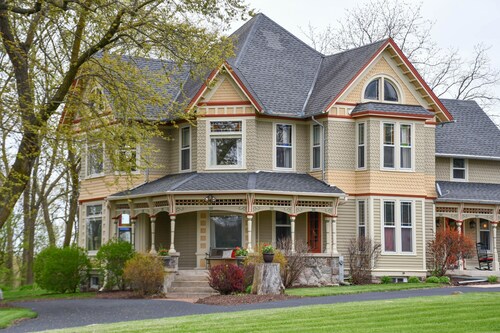 Magnificently restored, charming, 8+ Bed-Victorian on a beautiful 1.5 acres.