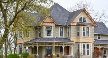 Magnificently restored, charming, 8+ Bed-Victorian on a beautiful 1.5 acres.