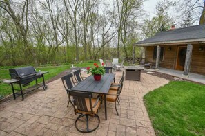 Outdoor dining - Magnificently restored, charming, 8+ Bed-Victorian on a beautiful 1.5 acres. (Waukesha)