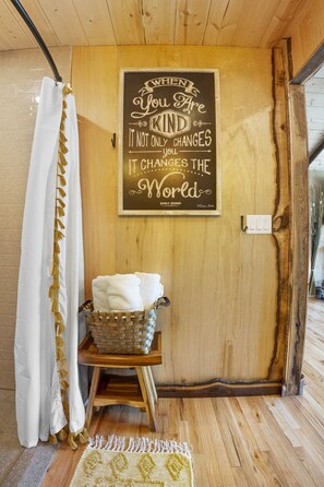 House | Bathroom - Tiny Houses of French Village (French Village)