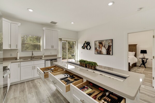 Kjøleskap, mikrobølgeovn, ovn og kokeplater