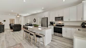 Frigorífico, microondas, horno y placa de cocina