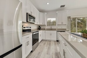 Kjøleskap, mikrobølgeovn, ovn og kokeplater