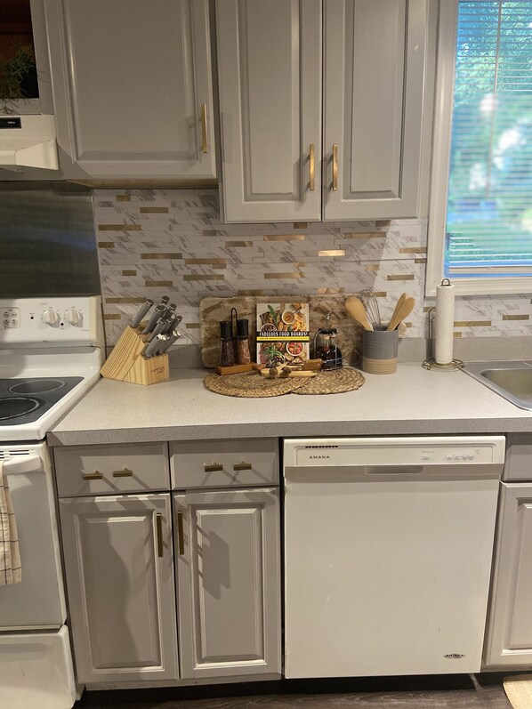 冰箱、微波炉、烤箱、炉灶