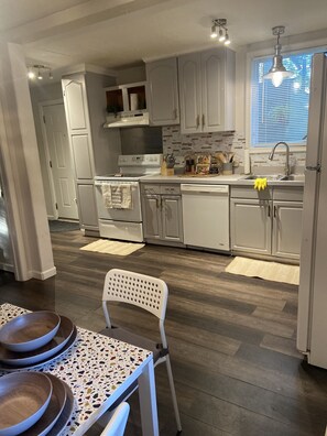 冰箱、微波炉、烤箱、炉灶