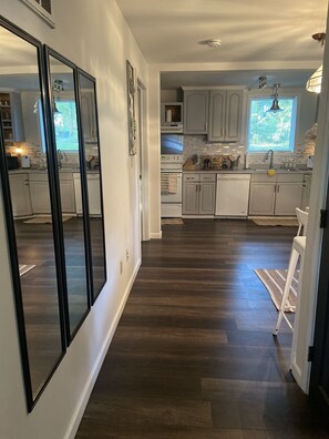 ثلاجة، ميكروويف، فرن، موقد طهي مسطح