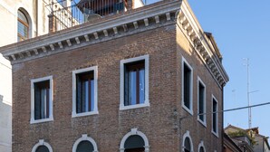A two-story brick building with a sign reading "FONDAMENTA DIEGO". - Fosca Venice Rooms (Venice)