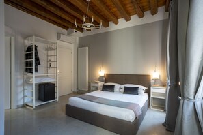 Deluxe-Dreibettzimmer | Daunenbettdecken, Minibar, schallisolierte Zimmer, kostenloses WLAN