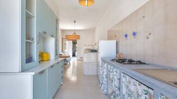 Frigorifero, microonde, piano cottura, tostapane