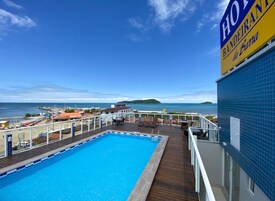 室外游泳池，日光浴躺椅