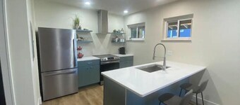 Newly Remolded! Near Downtown. 1 King bed