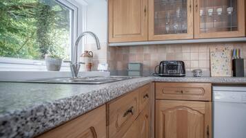 Cookware/dishes/utensils, dining tables