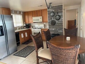 Private kitchen - HavaPool 🏊‍♂️ 💦 Havasu Home. Nice Private backyard! (Lake Havasu City)