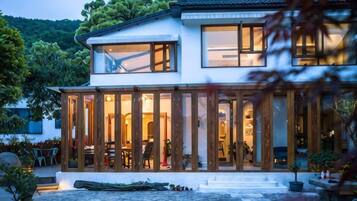 Una casa moderna de dos pisos con un patio cubierto.