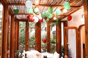 Una habitación con techo de madera, ventanas amplias y un sofá.