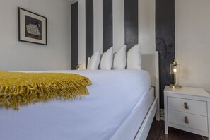 1 bedroom, iron/ironing board, free WiFi, bed sheets - Deluxe Queen Room with View and Ensuite Bath (San Francisco)
