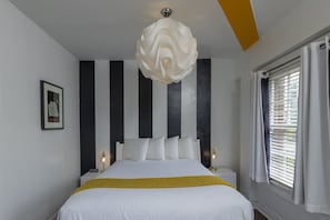 1 bedroom, in-room safe, iron/ironing board, free WiFi - Deluxe Queen Room with View and Ensuite Bath (San Francisco)