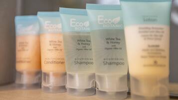 Regadera, secadora de cabello, toallas