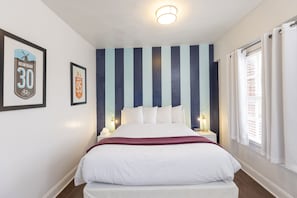 1 bedroom, in-room safe, iron/ironing board, free WiFi - Deluxe Queen Room with View and Ensuite Bath (San Francisco)