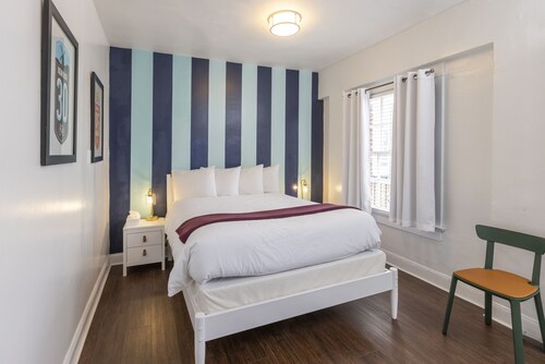 Deluxe-Queen-Ensuite-Street View